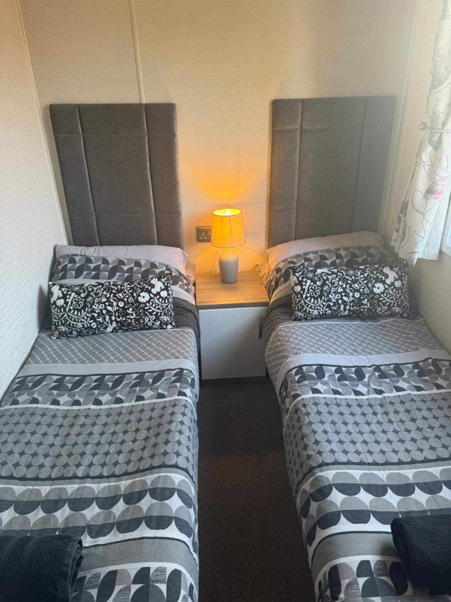 Beautiful 2 Bedroom Caravan On Billing Aquadrome Northampton Esterno foto